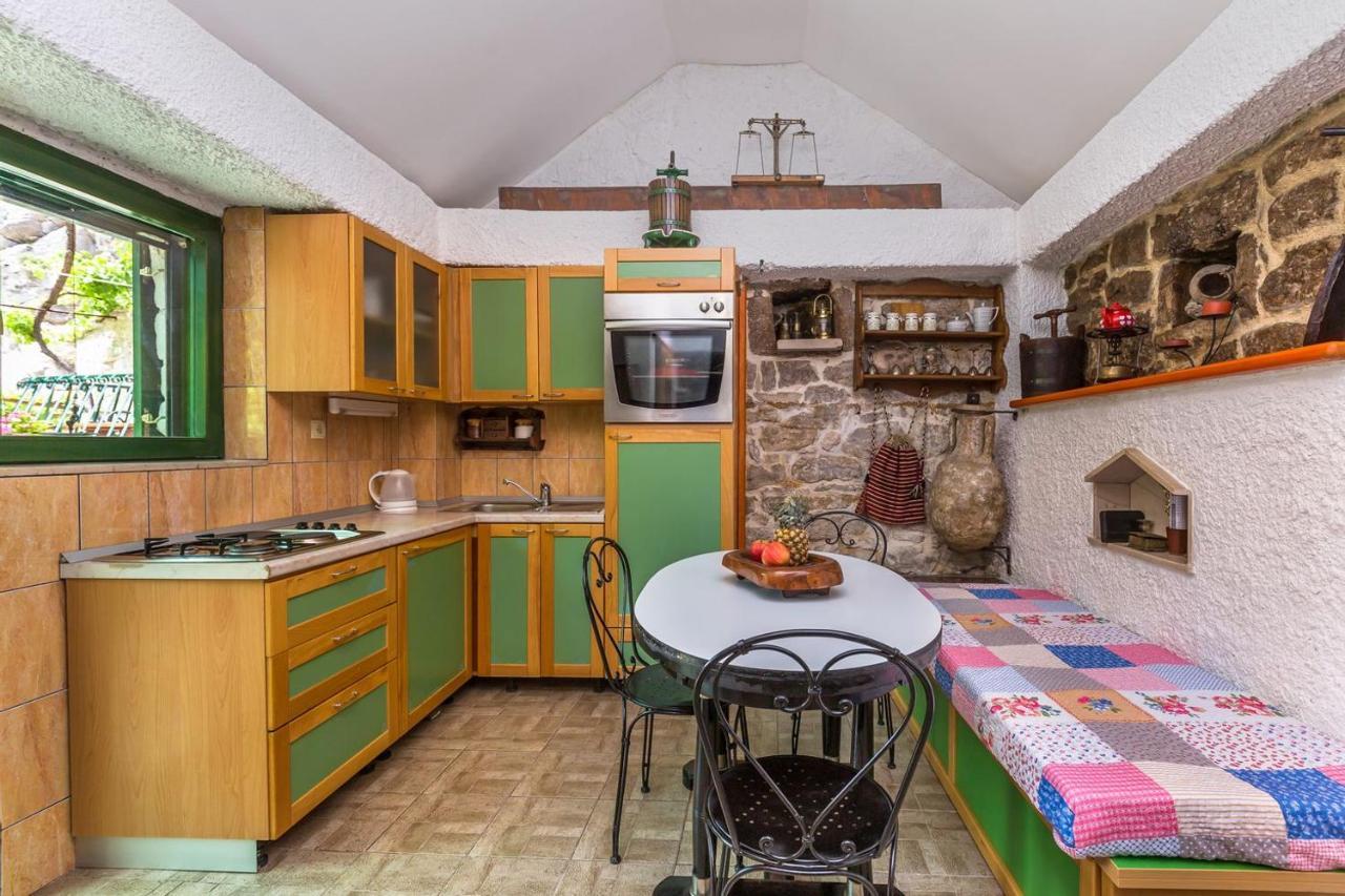 Вилла Mini Stone House Омиш Экстерьер фото